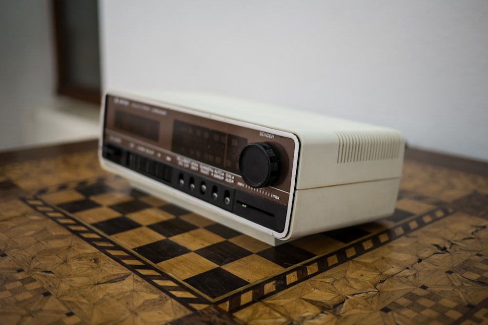 Radio à cassette blanche et noire sur surface brune