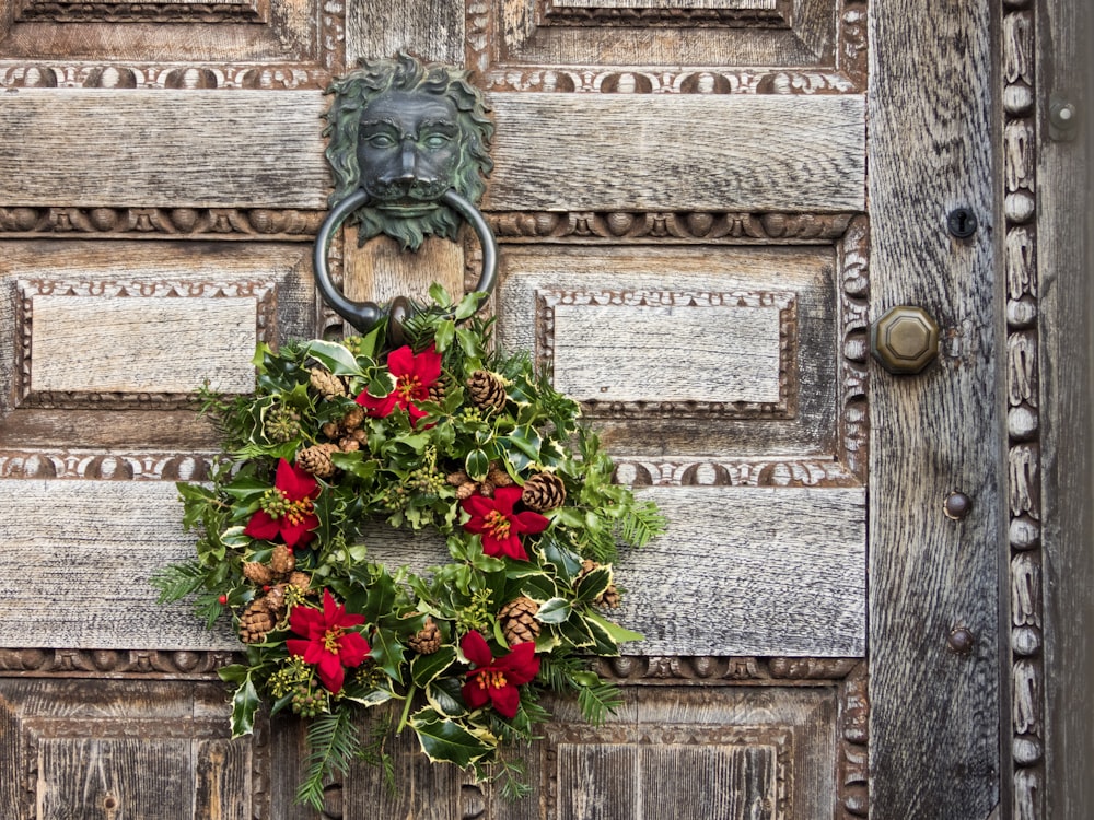 Couronne de Noël vert et rouge sur heurtoir de porte