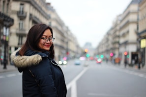 Modern universalas su tamsintais galiniais stiklais, stovintis miesto gatvėje