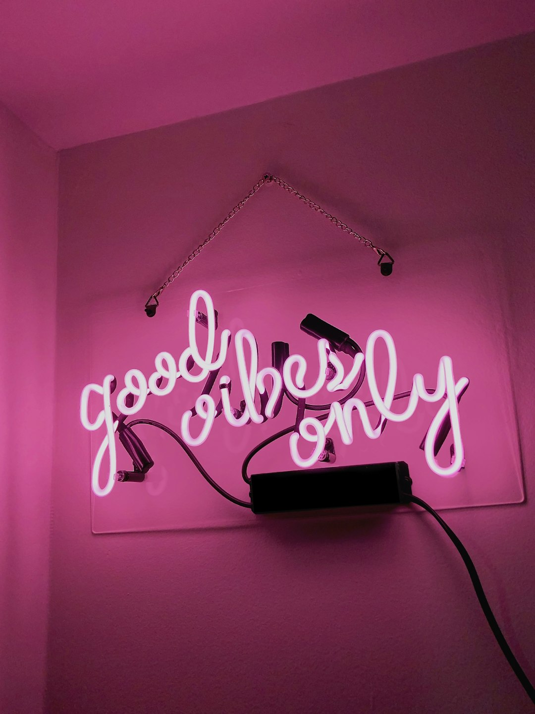 turned-on Good Vibes Only neon signage