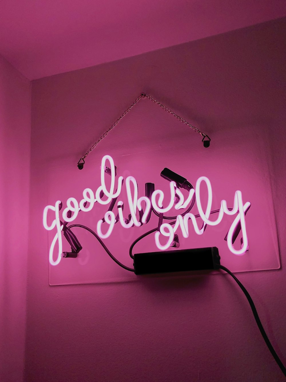 turned-on Good Vibes Only neon signage