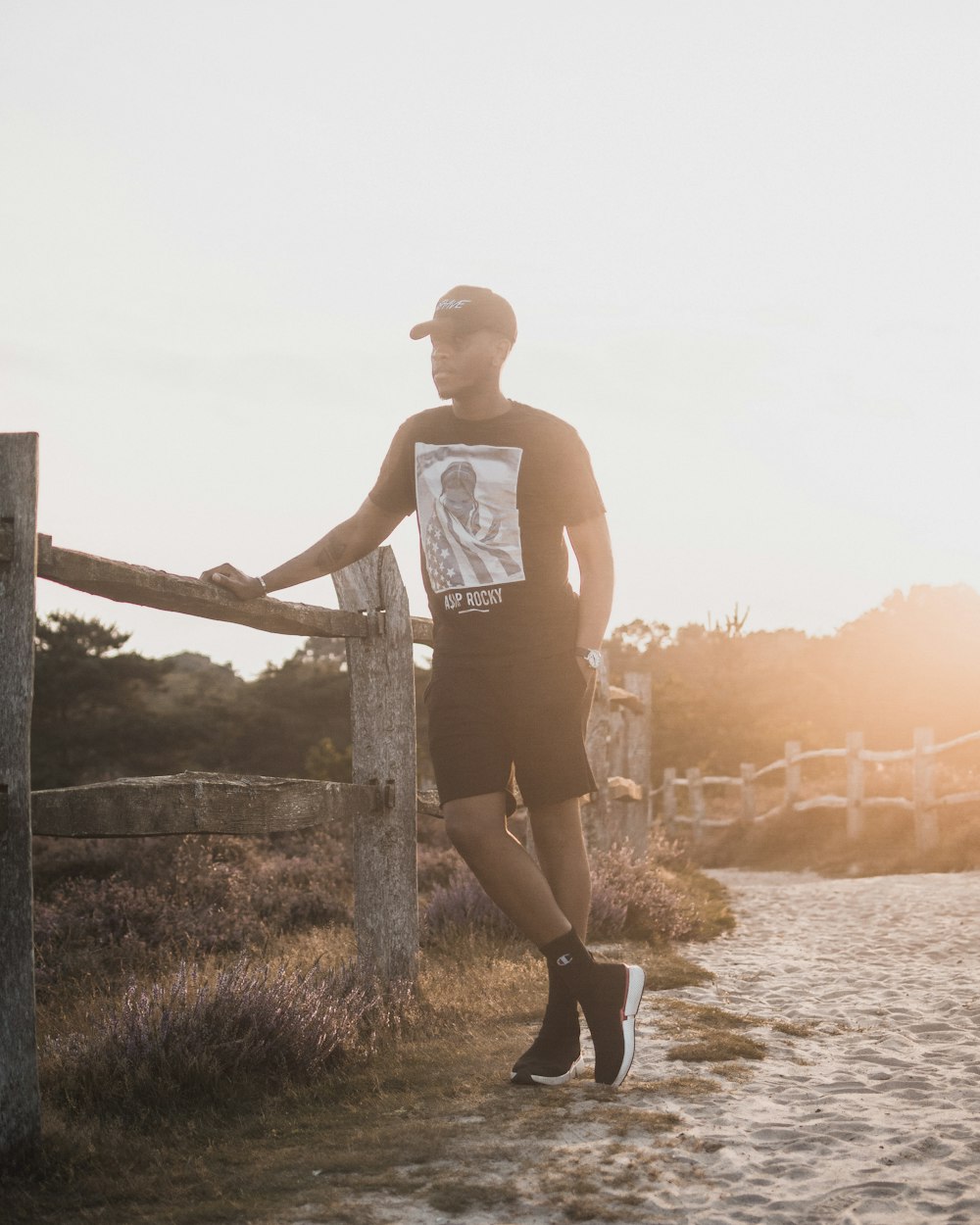 men's black crew-neck shirt