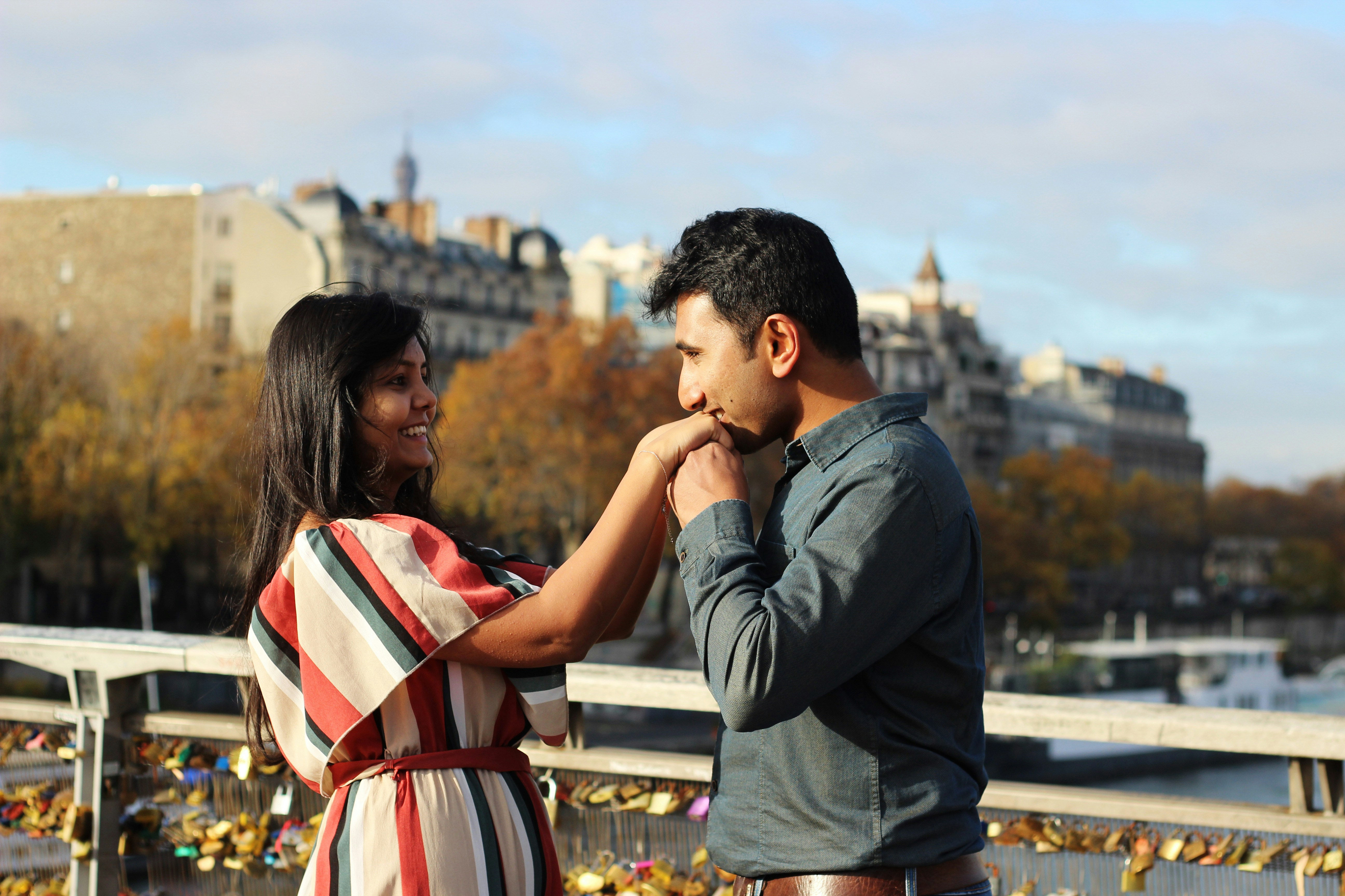 キスしながら女性の手を握る男の写真 Unsplashで見つける人間の無料写真