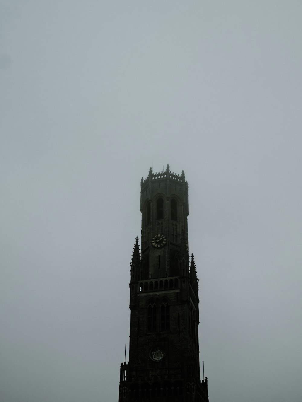 Torre de hormigón marrón