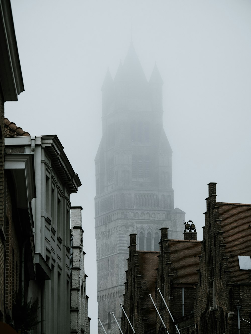 Edificios de hormigón durante la niebla
