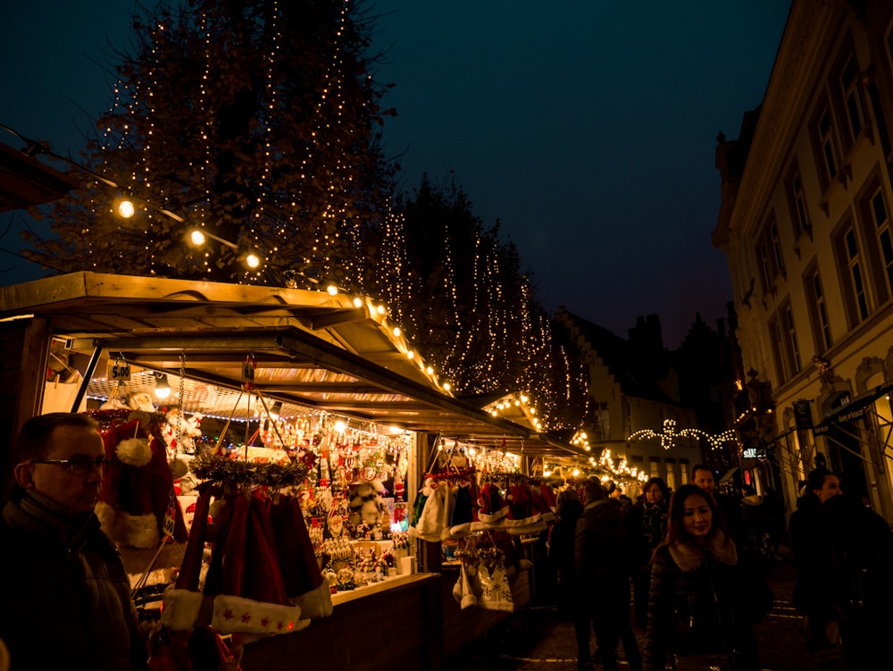 Menschen, die mit Weihnachtsdekorationsgeschäft auf der Straße gehen