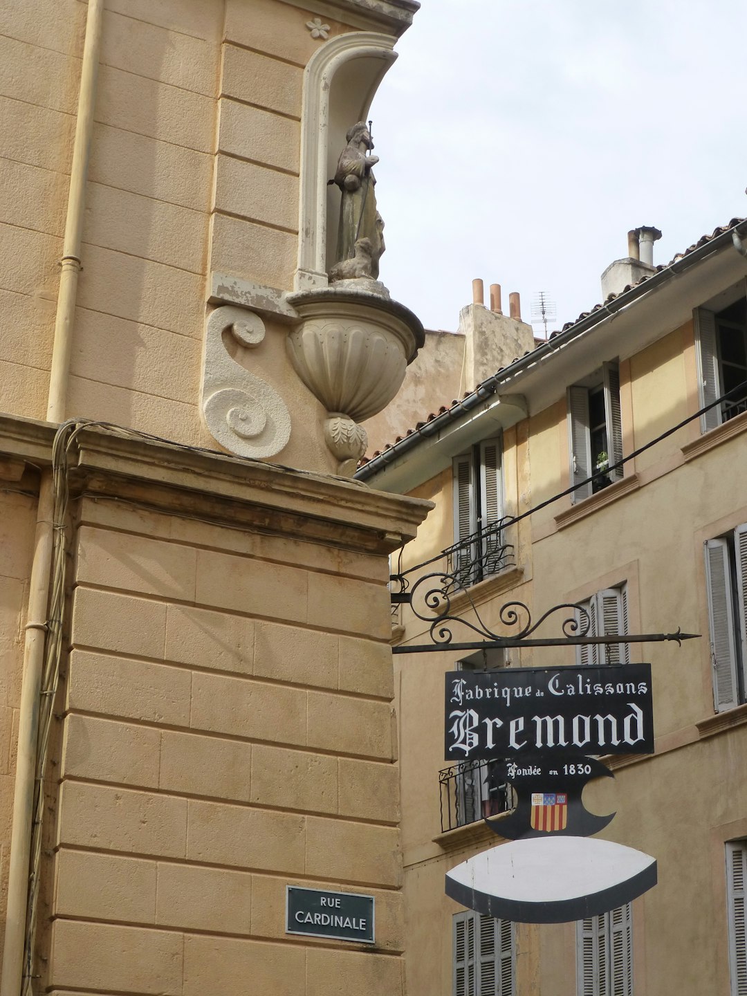 Angle de la rue Cardinale et de la rue d'Italie, oratoire, et insigne « Calissons Brémond » à Aix, Bouches-du-Rhône, France