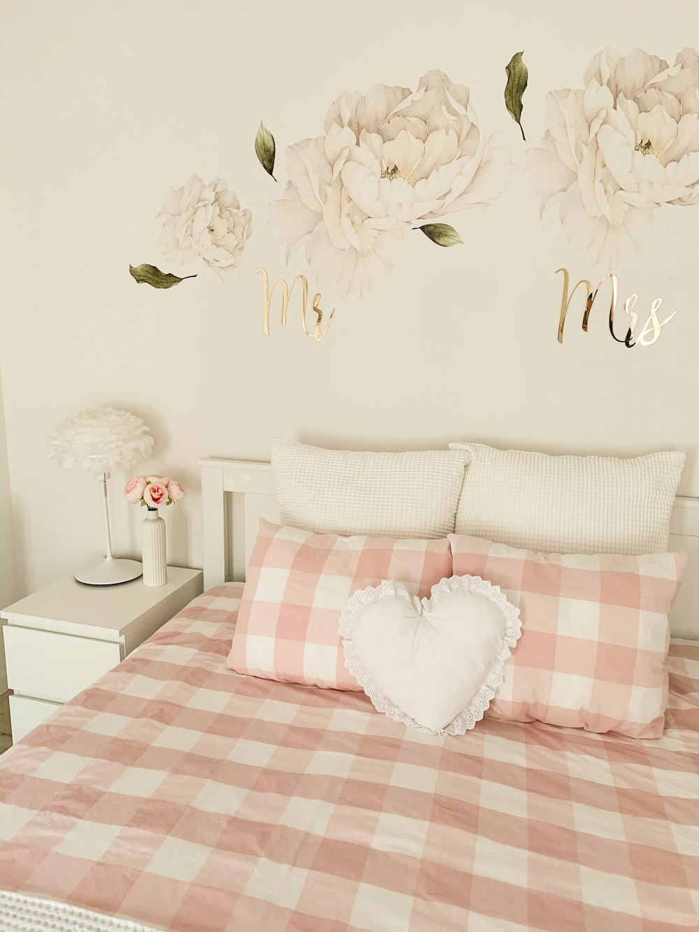 pink and white plaid pillows on bedsheet