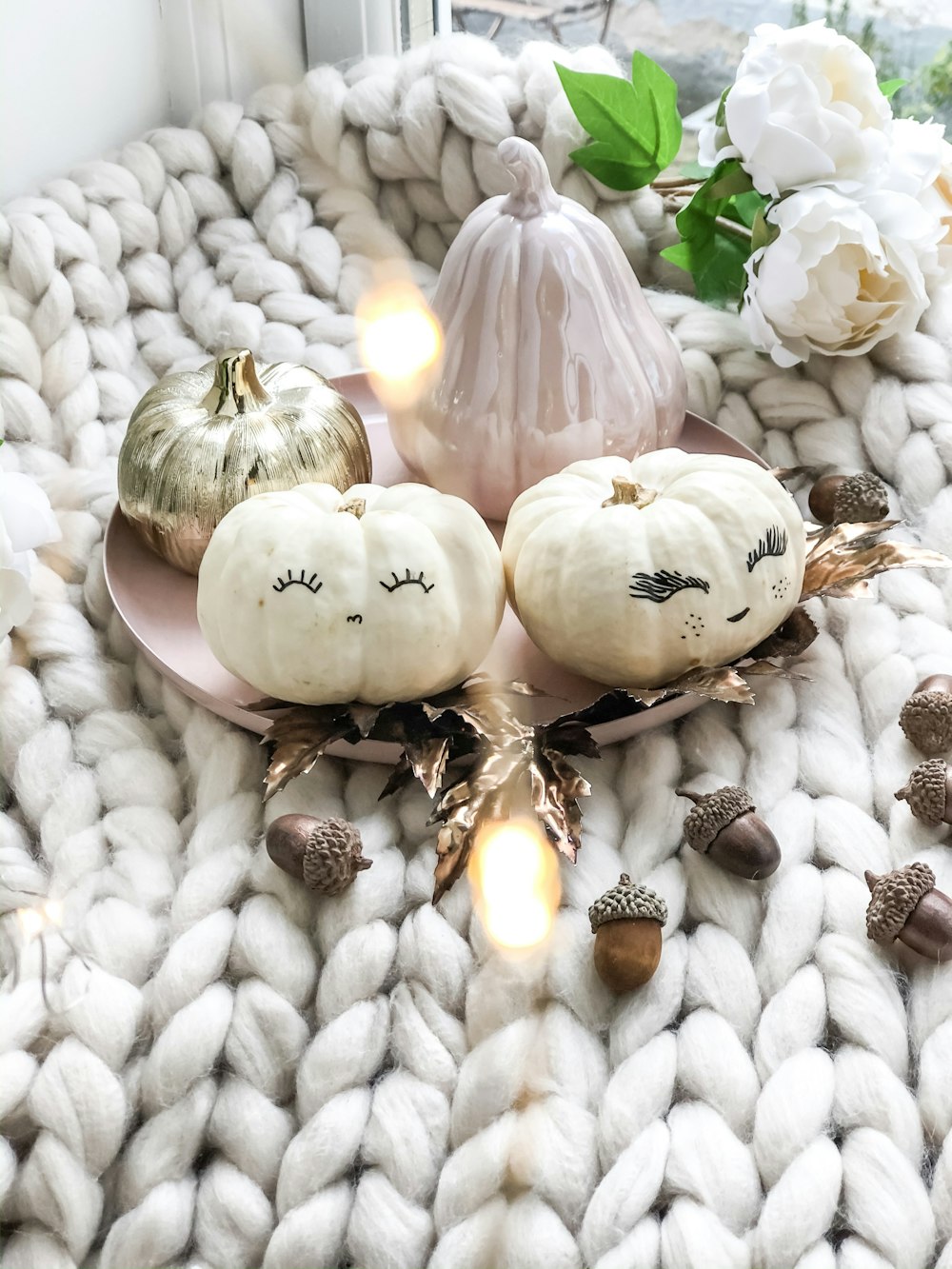 two white pumpkins