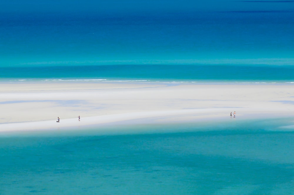 peu de monde sur la plage pendant la journée