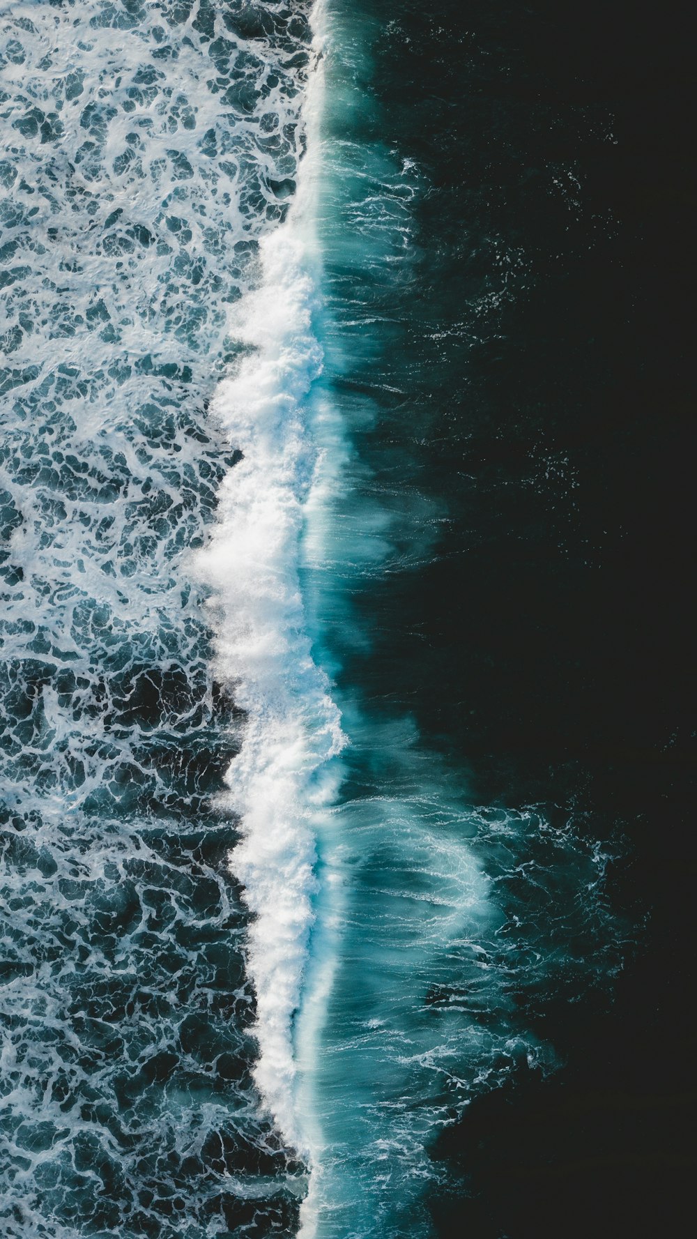 Photographie aérienne d’un plan d’eau bleu