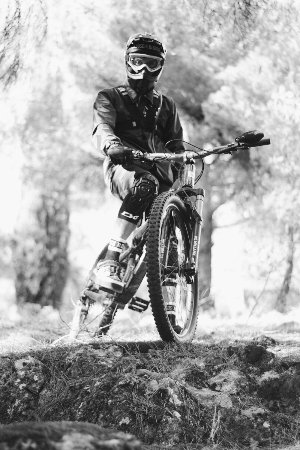 Un homme conduisant une moto hors route à travers une forêt