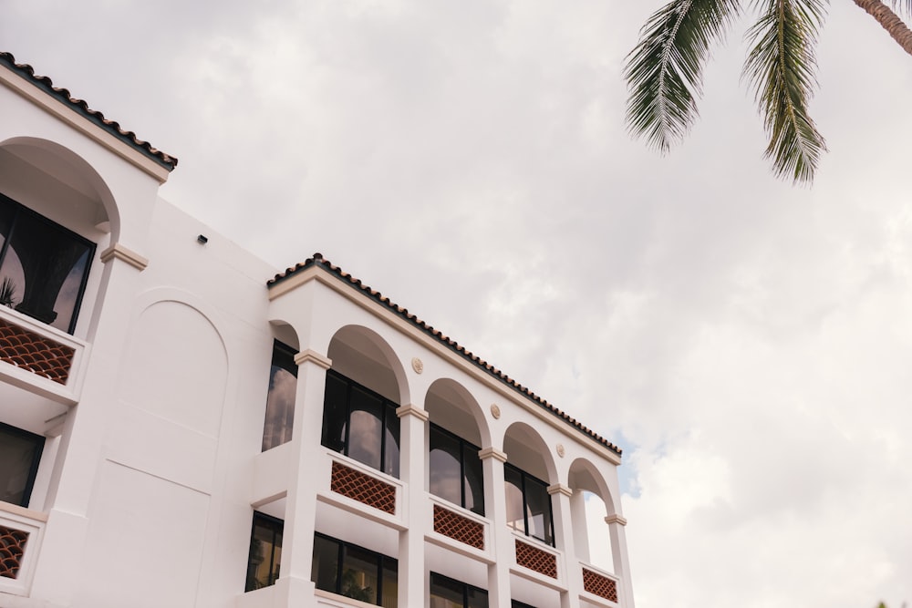 fotografia ad angolo basso di edificio bianco sotto cielo bianco