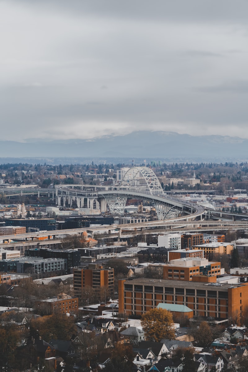Portland Hawthorne Bridge与Willamette河——Oregon华人买房首选城市