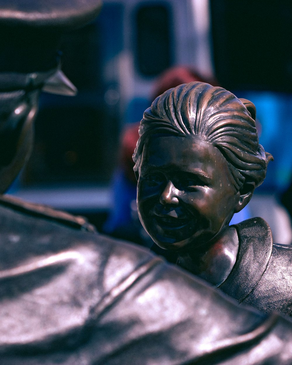 fotografía de la estatua del niño sonriente