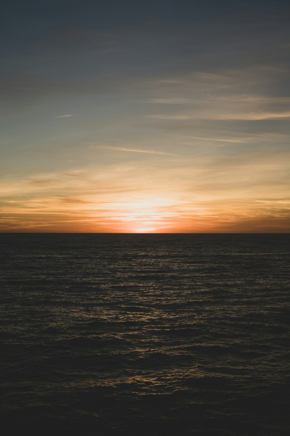 Foto de la playa durante la puesta de sol