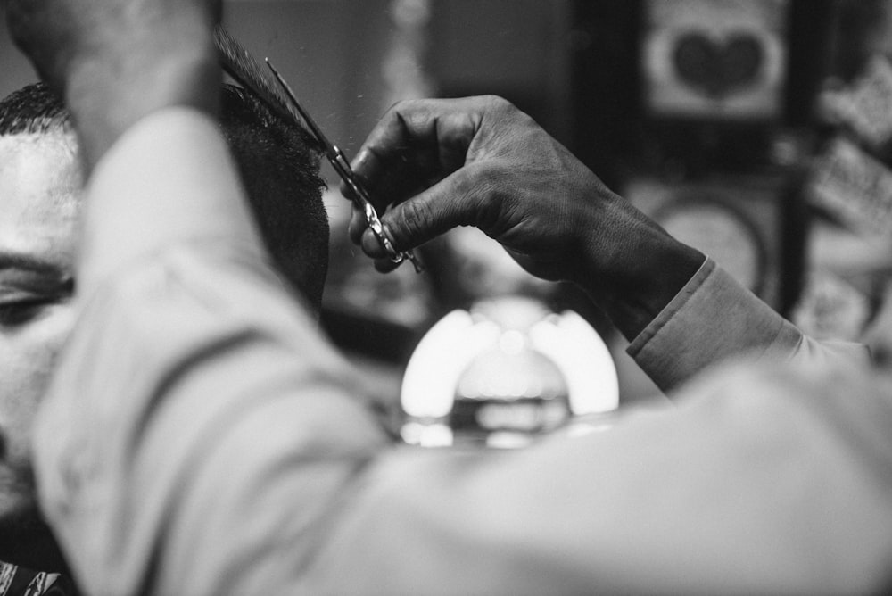 hombre cortando el pelo de un hombre
