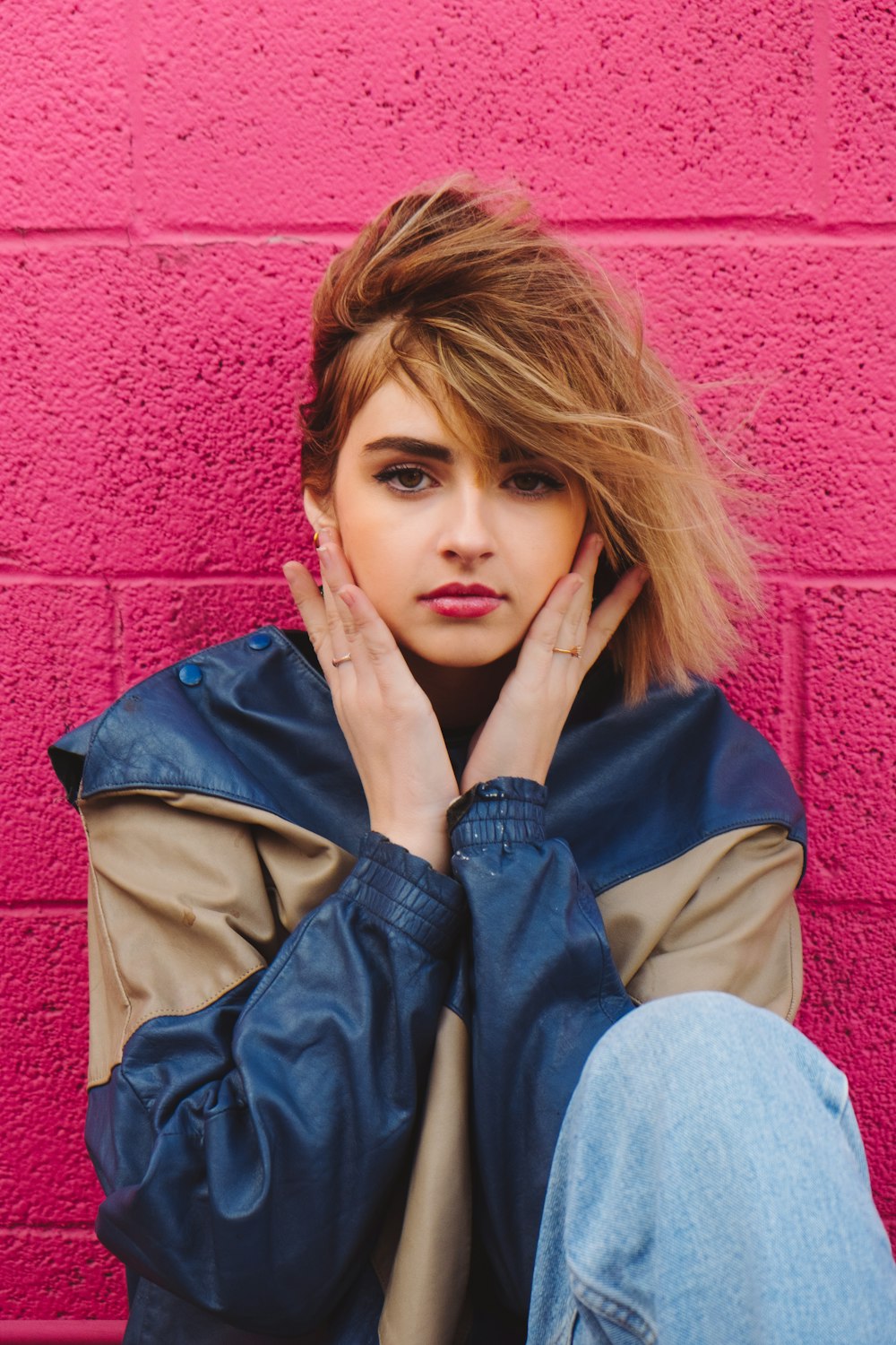 Mujer con chaqueta azul y marrón