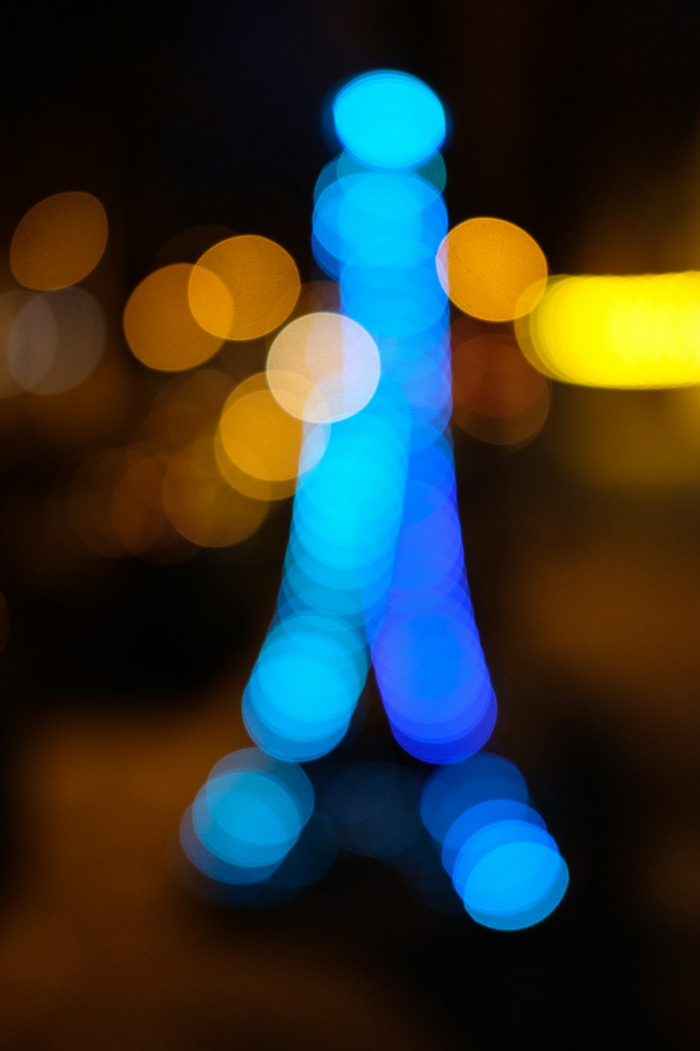 a blurry photo of a blurry image of the eiffel tower
