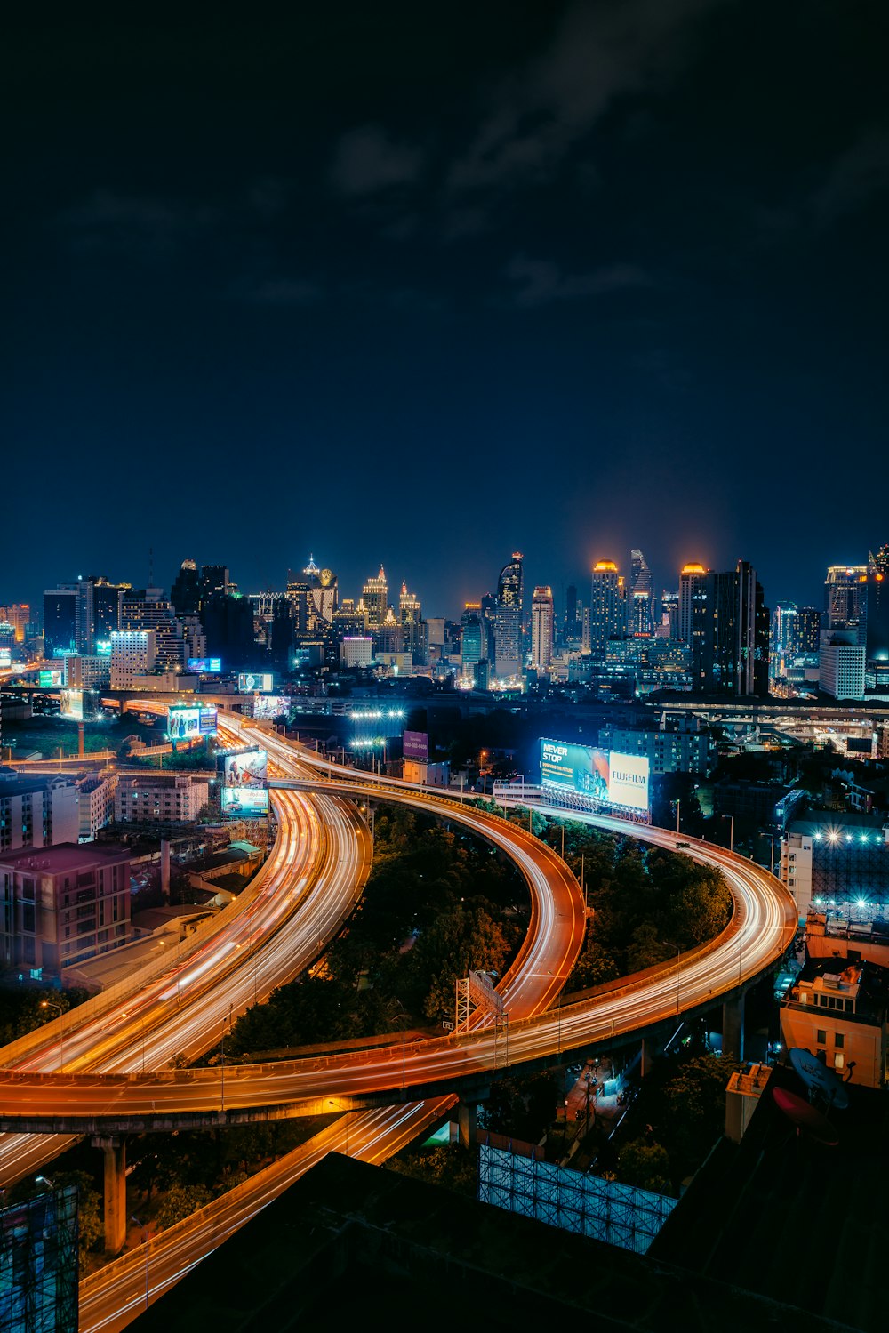 Photographie en accéléré de la ville la nuit