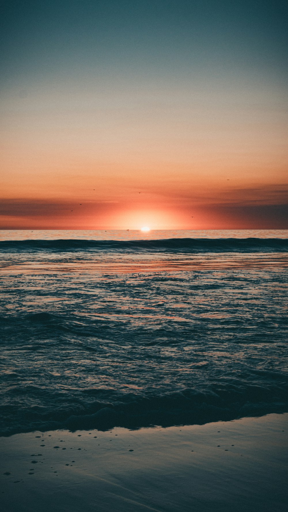 sea waves during daytime