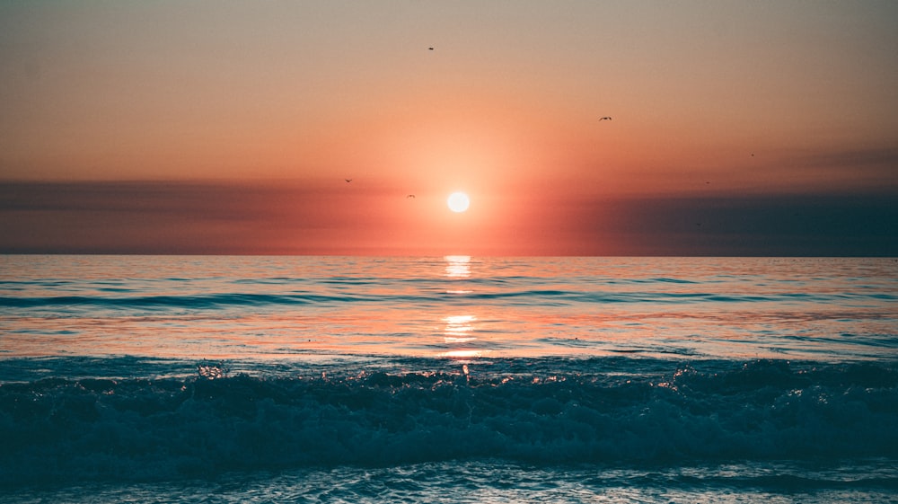 sea waves during daytime