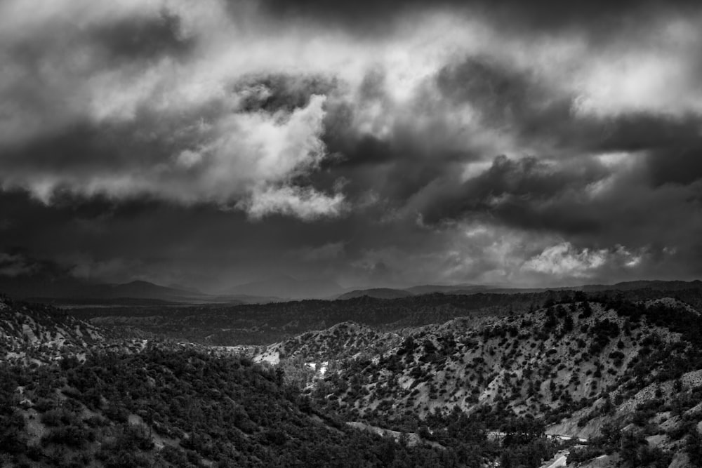 Graustufenfotografie von Landschaft und Wolken