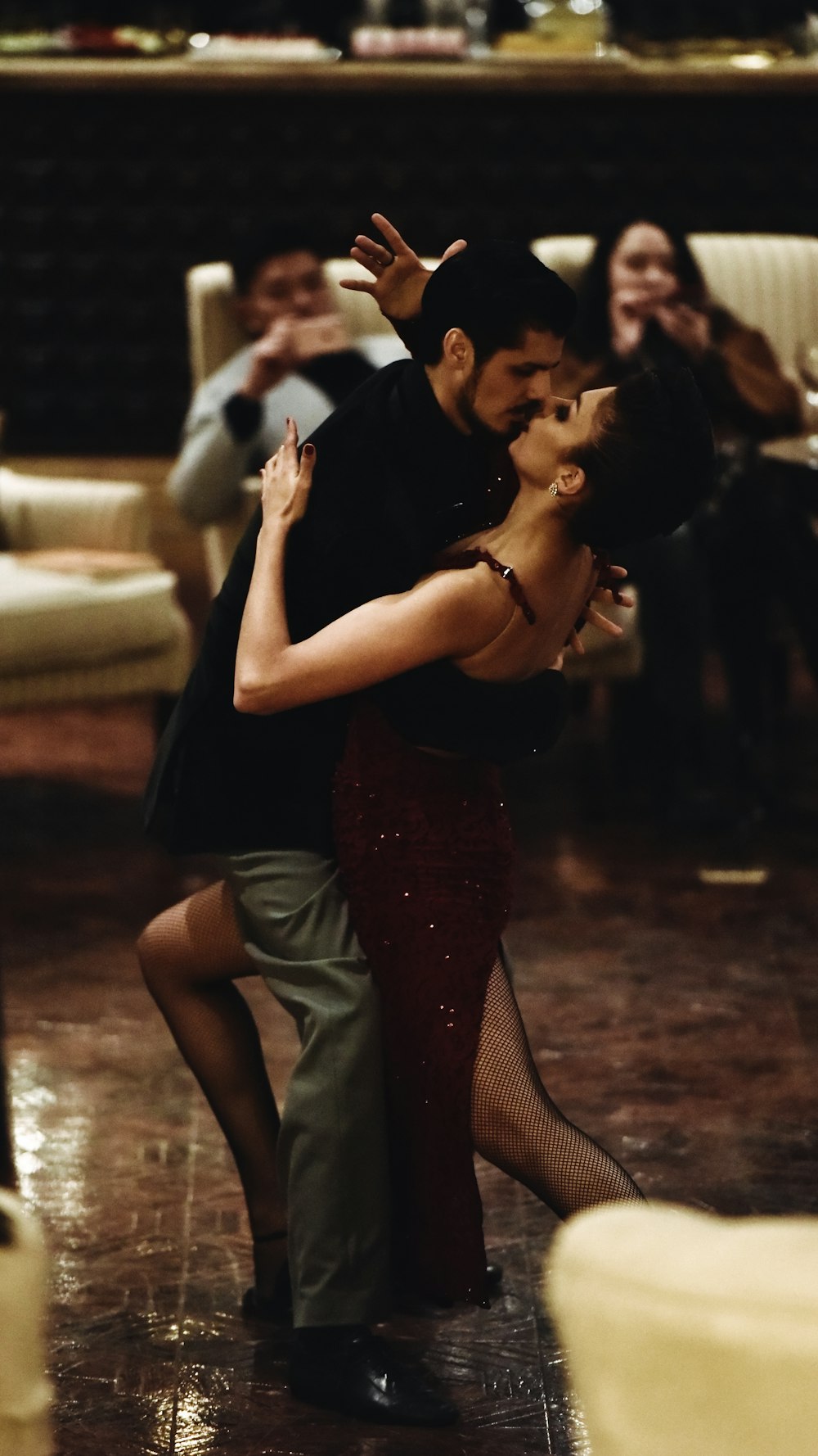 Hombre y mujer bailando