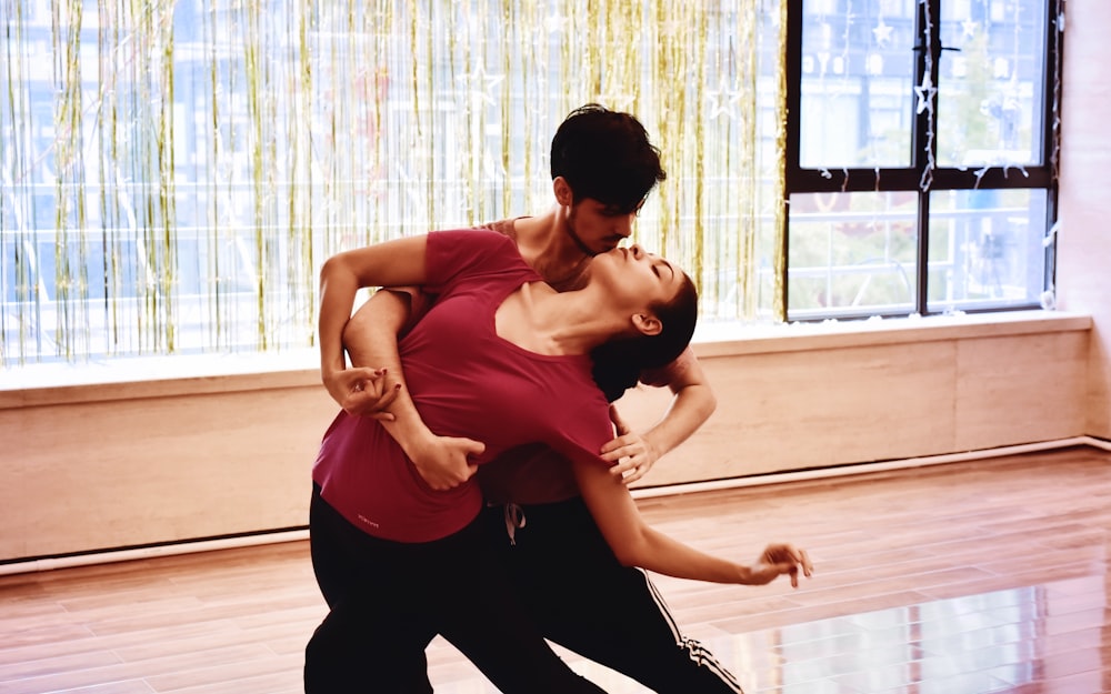 Fotografie eines tanzenden Mannes und einer tanzenden Frau im Raum