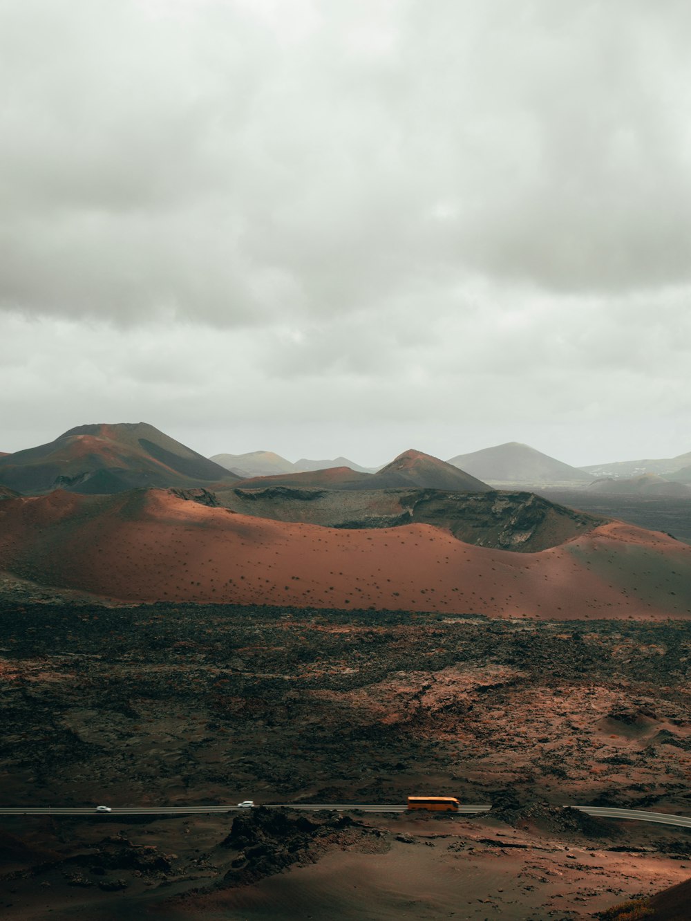 carretera y montaña durante el día