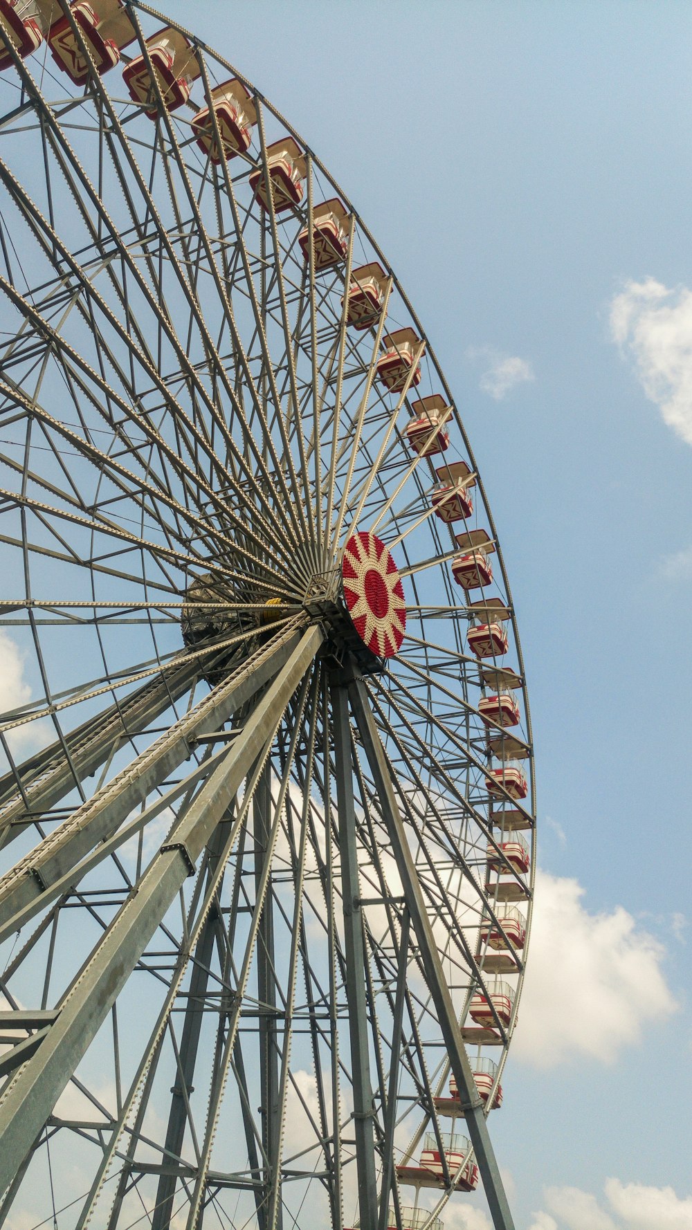 ruota panoramica grigia