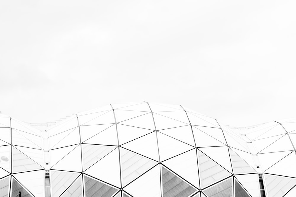 Photo de mise au point superficielle d’un bâtiment blanc