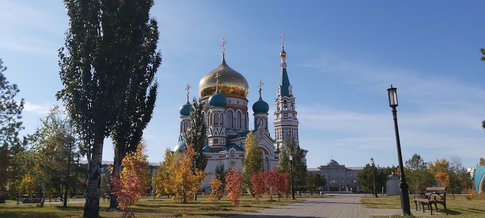 Bäume in der Nähe der Moschee