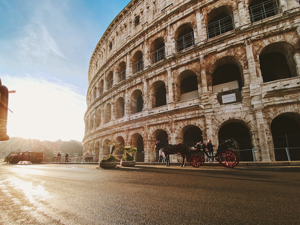 cavallo e carrozza accanto al Colosseo