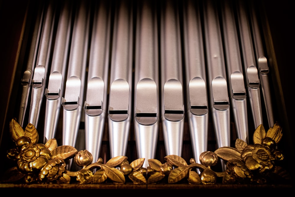 Gros plan d’un orgue à tuyaux avec des fleurs d’or