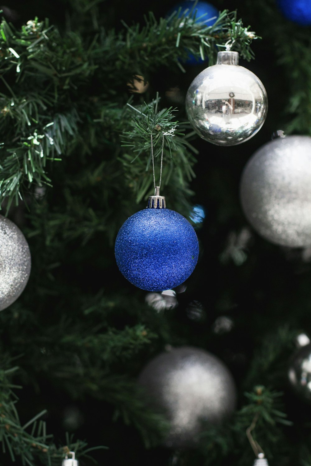 blaue und graue Weihnachtskugeln