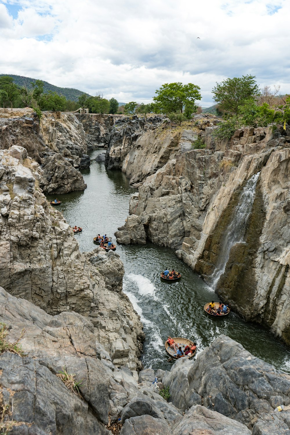 river moutnain scenery