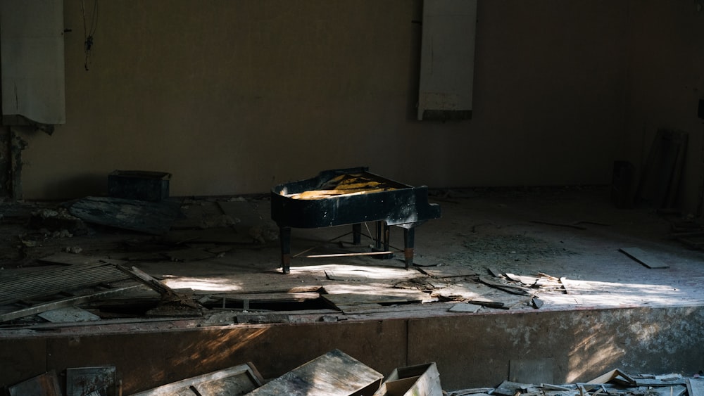 Piano de cola marrón y negro cerca de la pared pintada de marrón