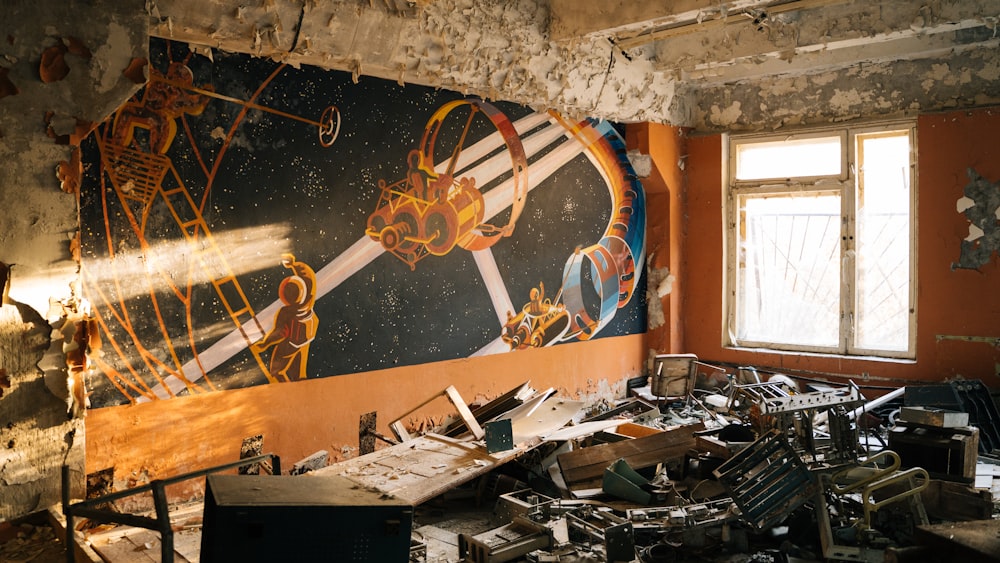 Dentro de un edificio abandonado de color naranja con diferentes cosas en su interior