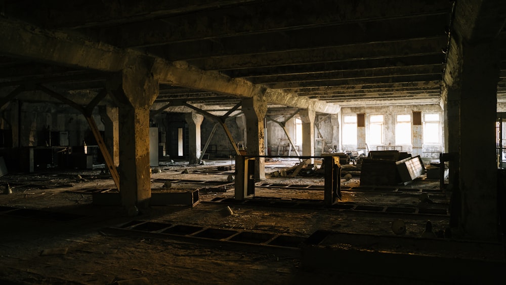 Cajas y mesa dentro de un edificio abandonado