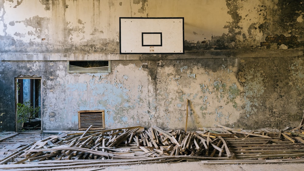 Graue Baumstämme vor dem Gebäude in der Nähe des Basketballkorbs