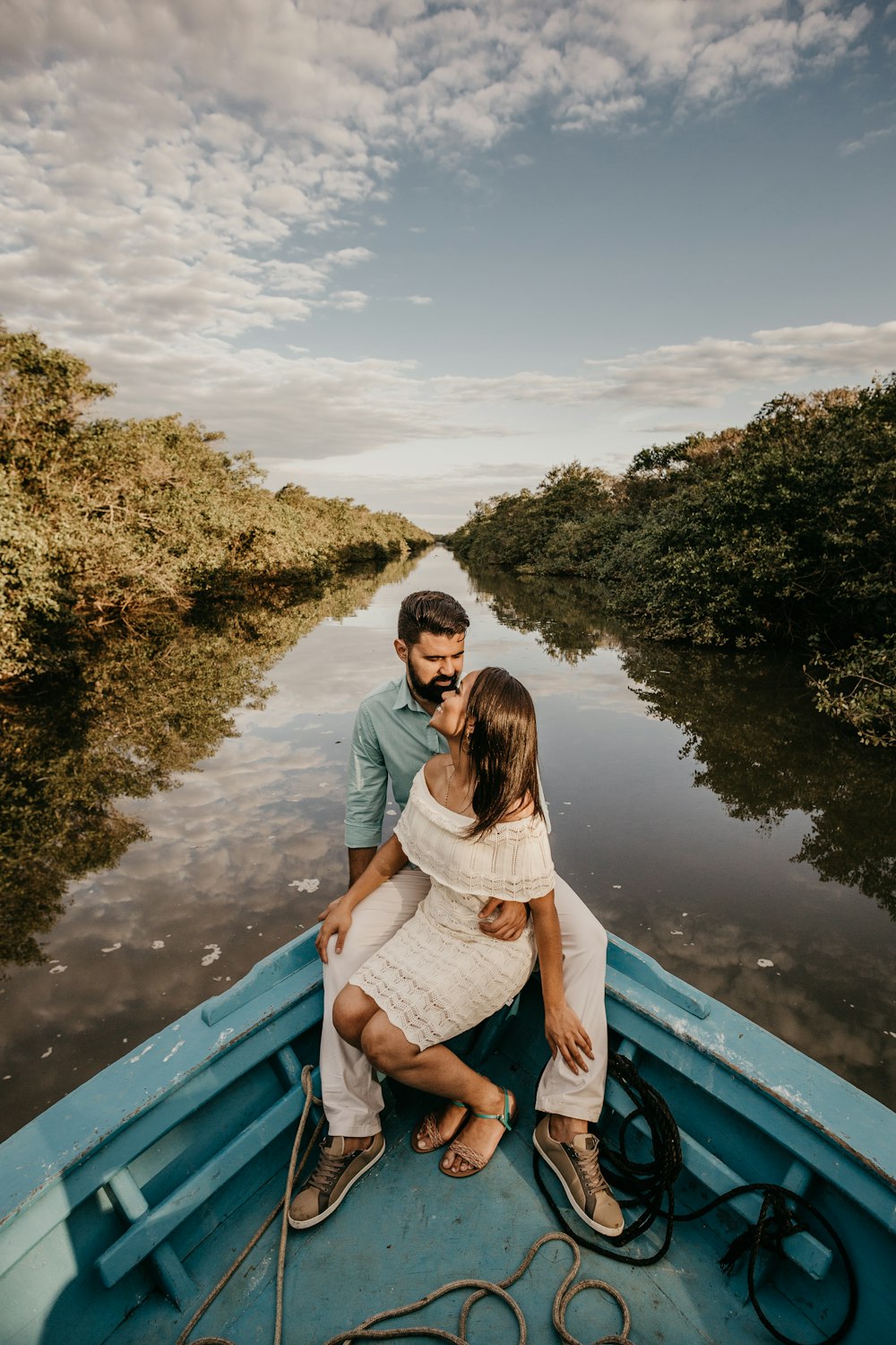 homem e mulher que montam no barco de canoa marrom
