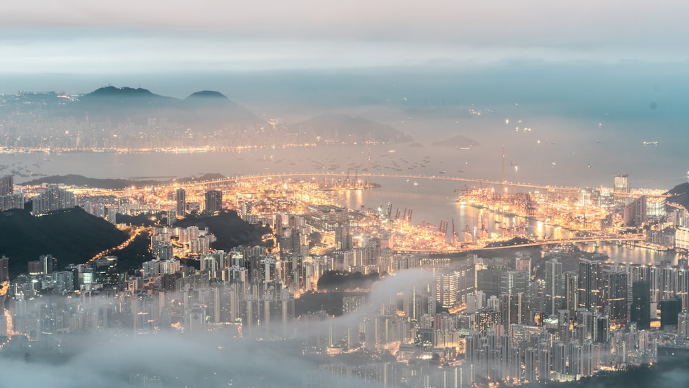 Fotografía de gran angular de edificios de la ciudad bajo nieblas