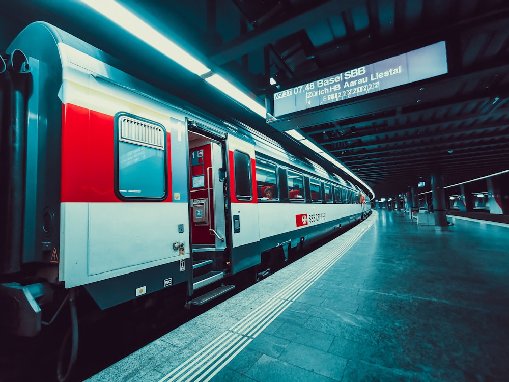 trem vermelho e branco