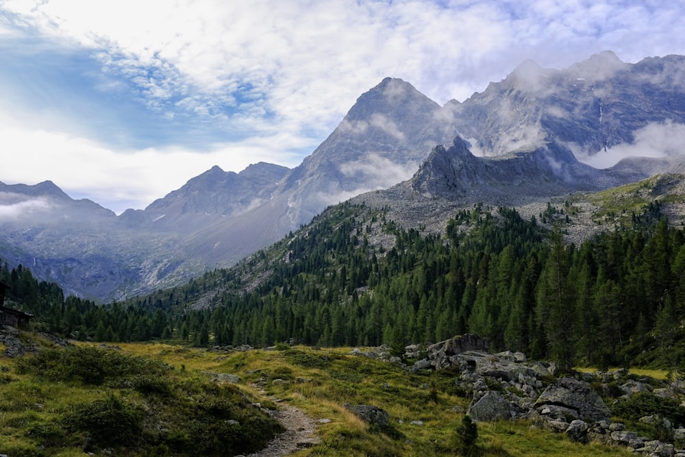 una cadena montañosa con un sendero que conduce a ella