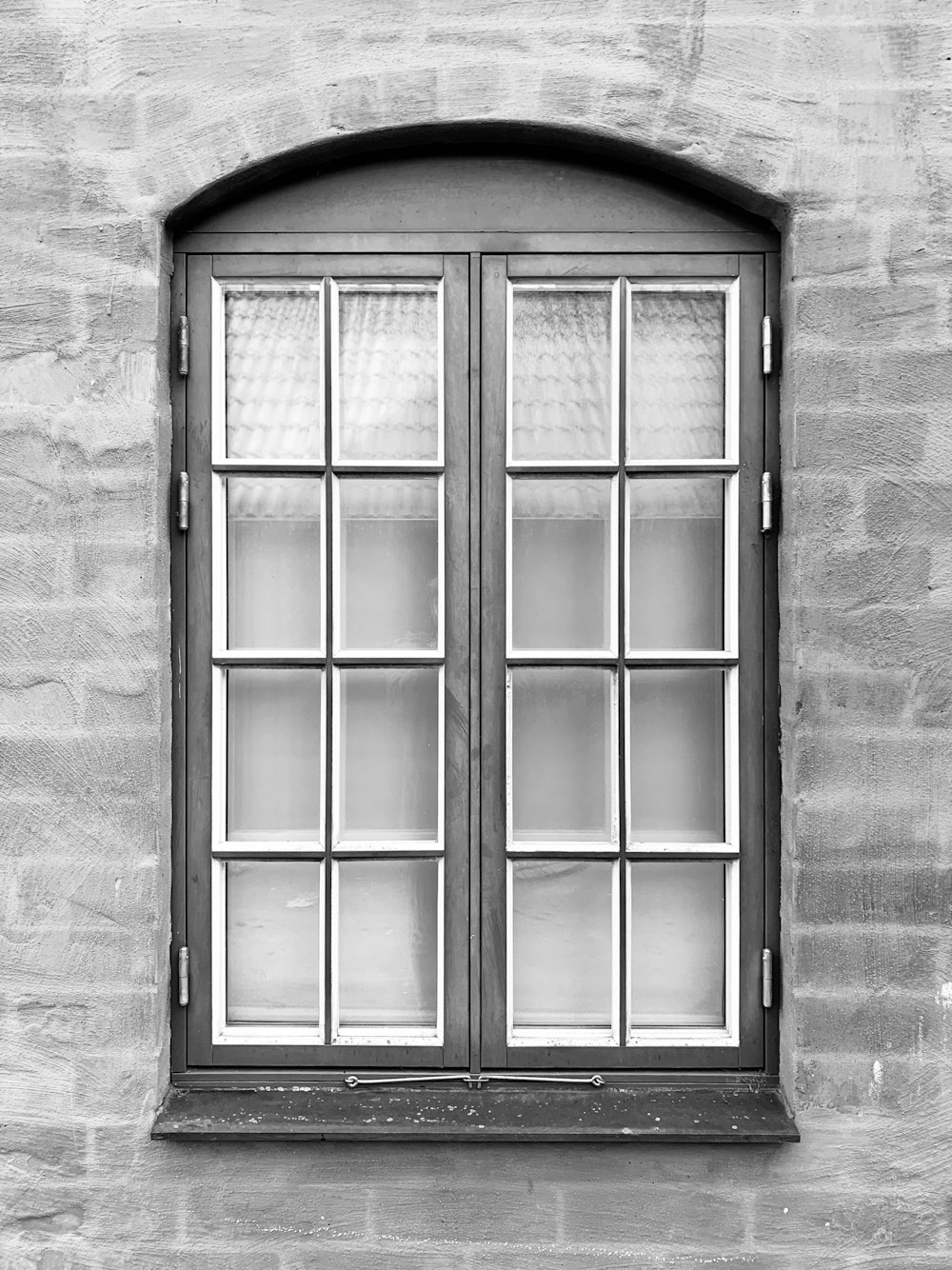 graue Fensterscheibe mit Holzrahmen und klarem Glas