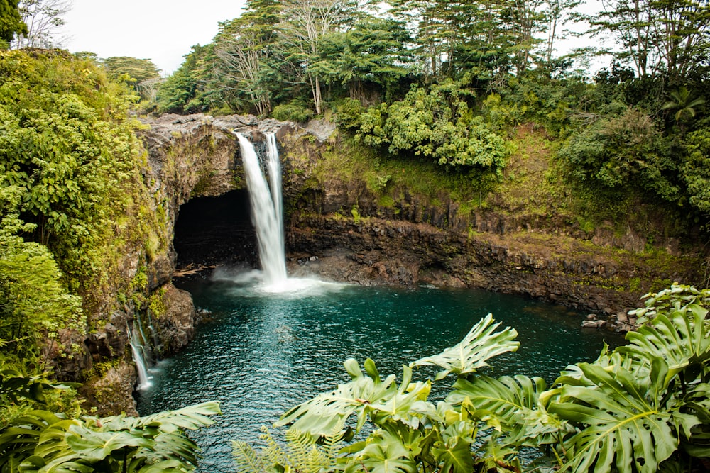 Fotografía de cascadas durante el día