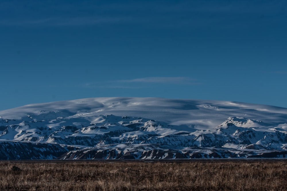 Fotografia della montagna innevata durante il giorno