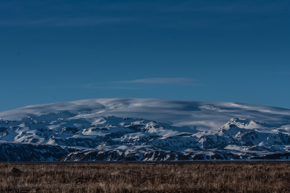 Fotografía de una montaña nevada durante el día