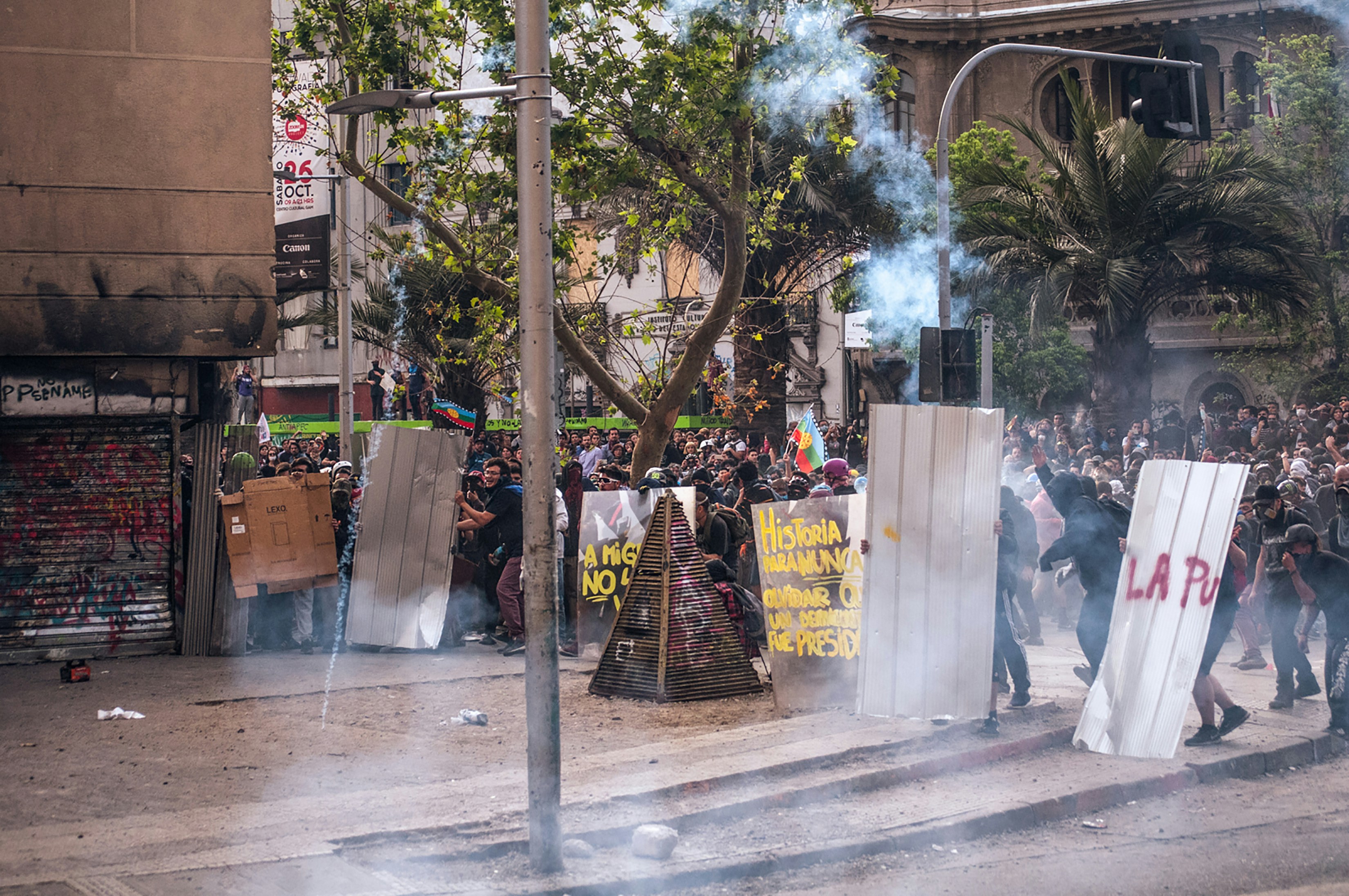 Groupe de personnes profitant de l extérieur dans la ville de Santiago en pleine journée